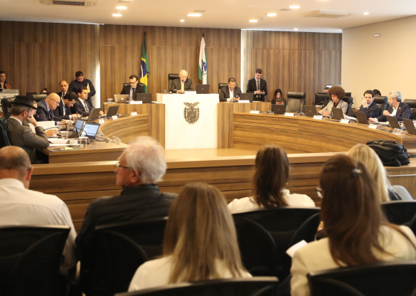 CCJ inicia análise de propostas que reestruturam governança de universidades e hospitais