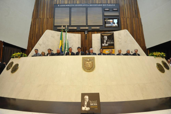 Lançamento de livro sobre José Richa reúne grande número de políticos na Assembleia Legislativa