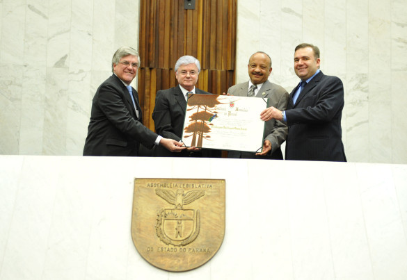 Desembargador Aniceto recebe título de Cidadão Honorário do Paraná
