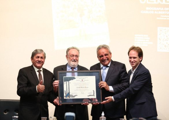 Ídolo do Londrina, Carlos Alberto Garcia recebe o Título de Cidadão Honorário do Paraná