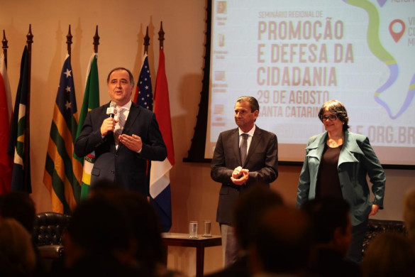 Deputados paranaenses participam de debate sobre Promoção e Defesa da Cidadania