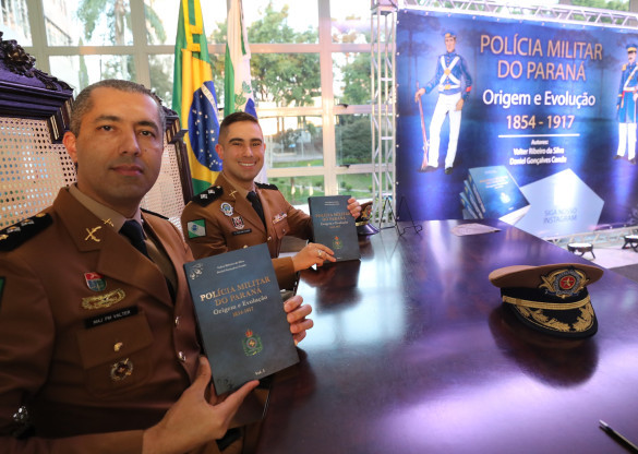 Livro sobre a história da Polícia Militar é lançado na Assembleia