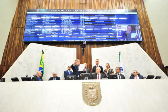 Maria Victória (PP) se licencia e Elio Rusch (DEM) toma posse