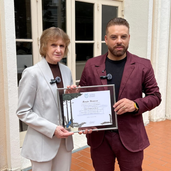 Deputada Luciana Rafagnin (PT) entrega menção honrosa pelos 180 anos do Colégio Estadual do Paraná