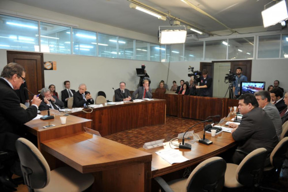 Mensagens do Governo para contenção de despesas e enxugamento da máquina passam na CCJ