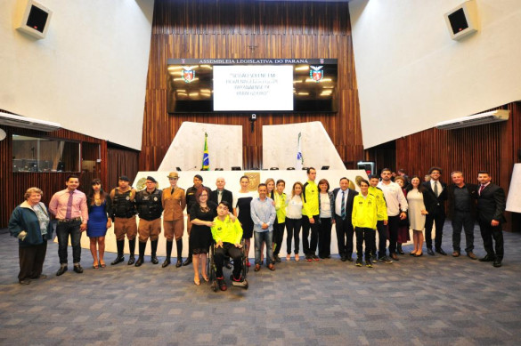 Equipe paranaense de paraenduro recebe homenagem na Assembleia Legislativa