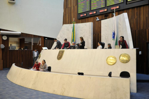 Deputados aprovam PEC para acabar com voto secreto na Assembleia