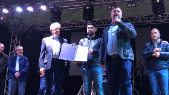 Na abertura da Expomate, deputado Emerson Bacil entrega cópia da Lei que inseriu a festa no Calendário de Eventos