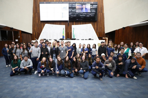 Escola do Legislativo: Arena da Democracia promove aprendizado sobre eleições e cidadania a estudantes