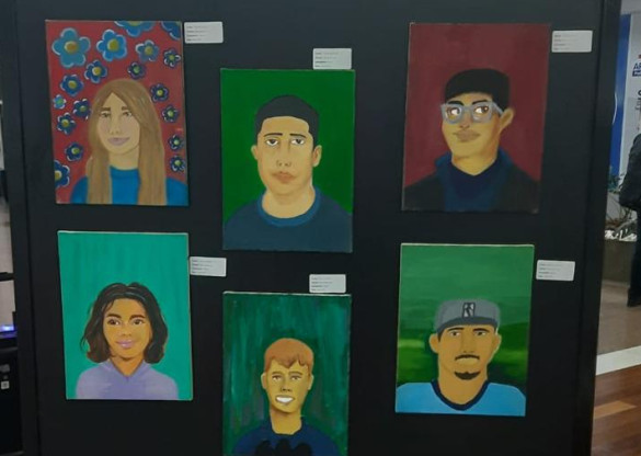 Assembleia recebe exposição “Primeiros Olhares” com autorretratos de jovens do Projeto Garoto Cidadão de Araucária