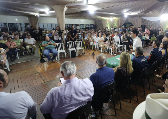Em sua estreia em Carlópolis, Assembleia Itinerante promove Sessão Especial e reconhece lideranças da região