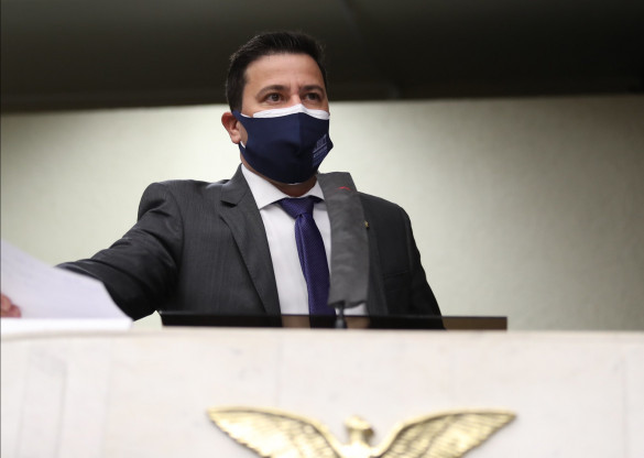 Quem não se vacinar contra Covid pode sofrer restrições a serviços no Paraná, prevê projeto de lei na Assembleia Legislativa