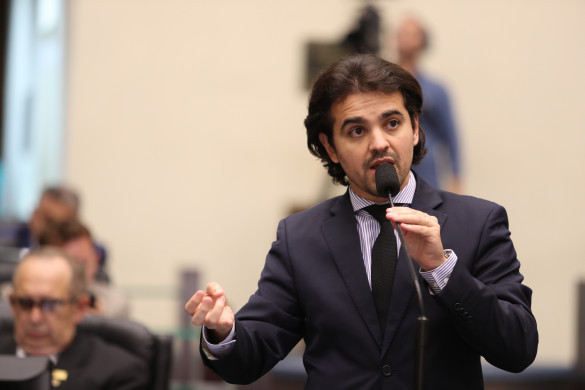 Projeto prevê descontos na renovação da CNH para idosos no Paraná