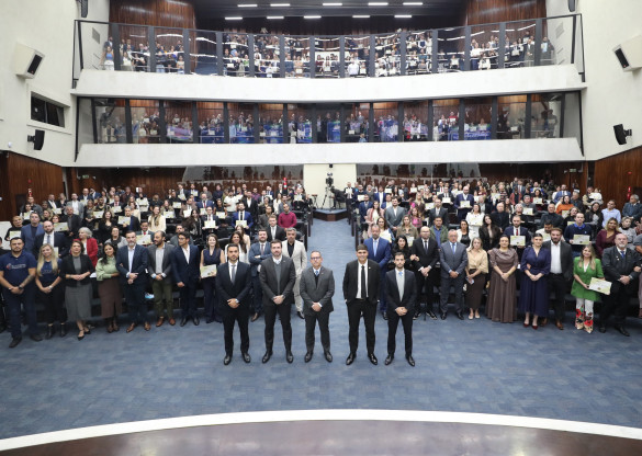 Assembleia homenageia juristas paranaenses em sessão solene com cerca de 700 participantes