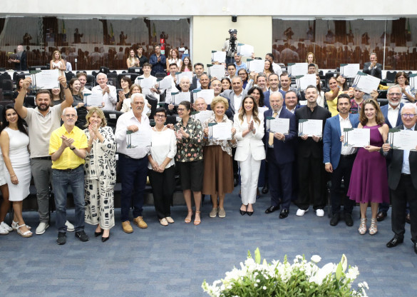 Assembleia presta homenagem a protagonistas do desenvolvimento social e econômico do Paraná