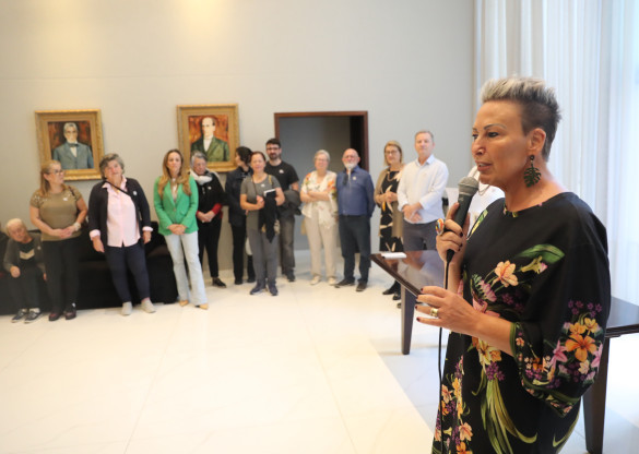 Exposição “Metamorfose: Abstração de Flores” é aberta na Assembleia Legislativa