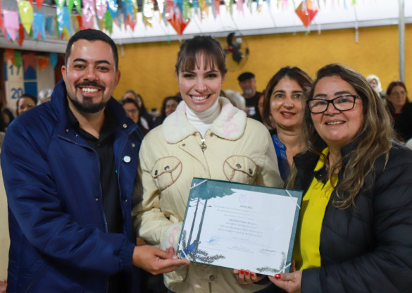 Deputada Maria Victoria (PP) entrega título de utilidade pública ao Instituto Grupo Solidário de Curitiba