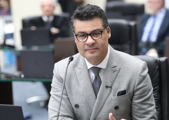 Projeto de lei prevê punições para quem danificar ou ocultar placas de obras públicas no Paraná
