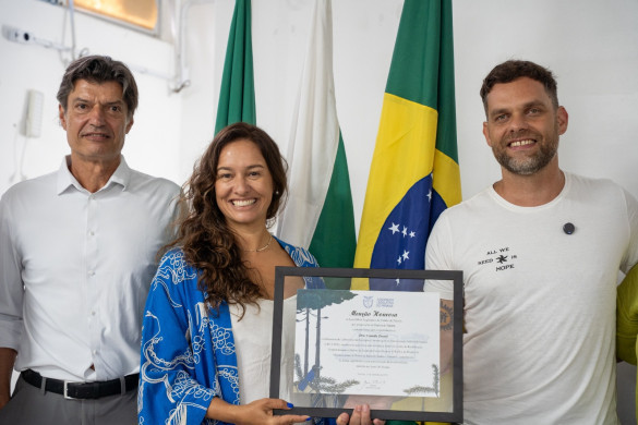 Deputado Goura (PDT) entrega menção honrosa da Assembleia Legislativa para Camila Domit do LEC/UFPR
