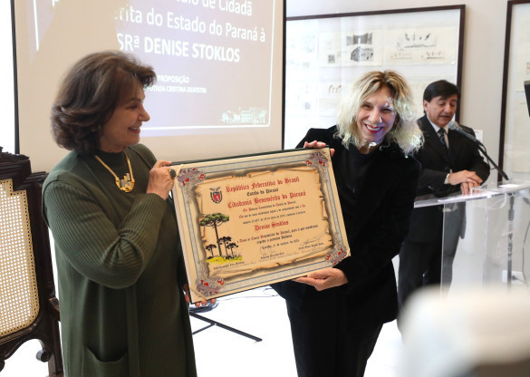 Cidadania Benemérita: Assembleia reconhece originalidade de Denise Stoklos e os seus 57 anos dedicados aos palcos