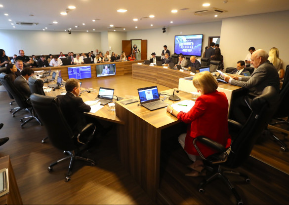 Projeto que institui o programa Universaliza Paraná, com foco na expansão do saneamento básico em municípios prioritários, avança na CCJ