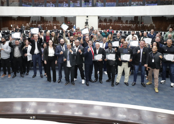 Nomes que fazem a história do boxe no Paraná são homenageados na Assembleia Legislativa