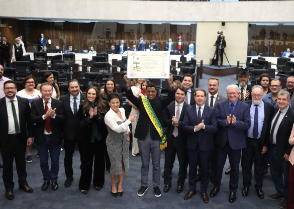Pentacampeão Kléberson recebe homenagem da Assembleia Legislativa do Paraná