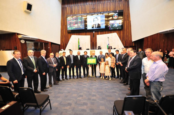 Assembleia homenageia Erondy Silvério dando seu nome a tribuna de honra