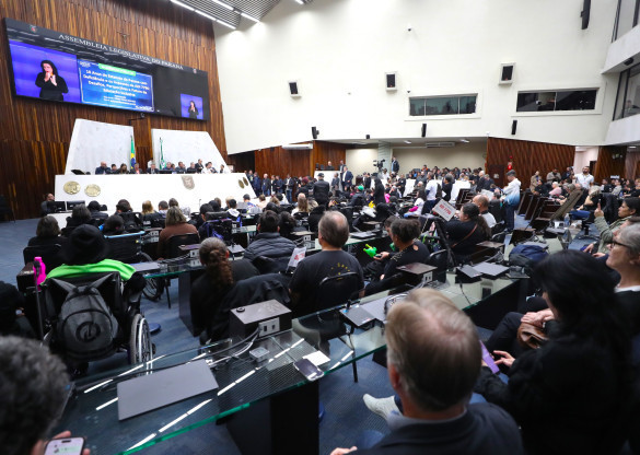 Audiência pública e caminhada reúnem centenas de participantes na luta contra ação que afeta escolas especializadas do Paraná