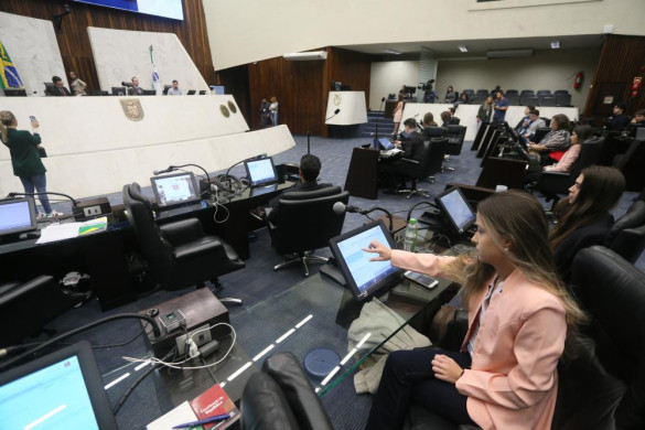 Deputados dividem experiências com acadêmicos do Parlamento Universitário