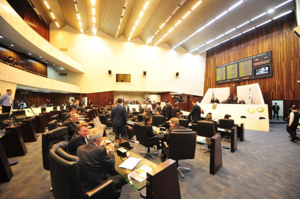 Deputados aprovam em primeiro turno projeto que proíbe a venda de solvente a menores