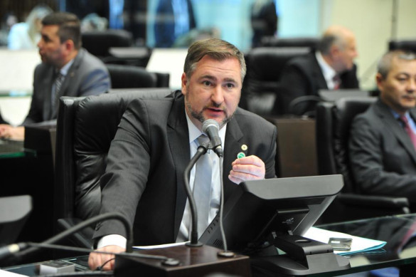 Assembleia Legislativa homenageia bombeiro de folga, que mesmo sem equipamentos, realizou resgate em rio em Paula Freitas (PR)
