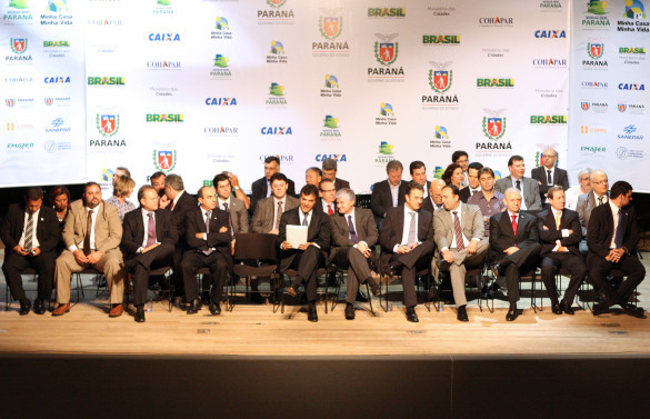 Parlamentares participam de assinatura de convênios para programas habitacionais