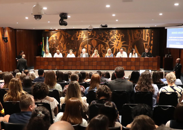 Legislativo paranaense inicia a semana celebrando o Dia Mundial da Enfermagem