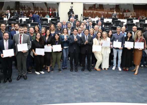 Assembleia Legislativa do Paraná homenageia servidores responsáveis pela marca de 100% de transparência