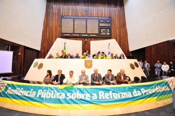 Deputados, senadores e líderes sindicais protestam contra a reforma da Previdência Social