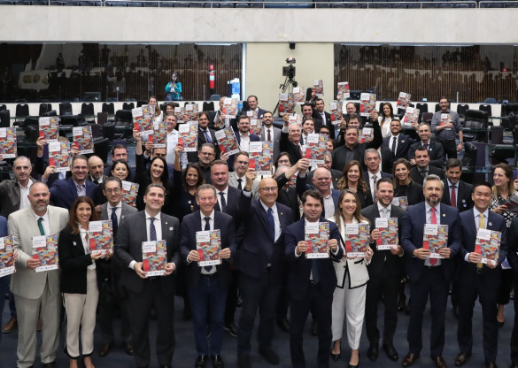 Cartilha que garante moradia digna a todos os paranaenses é lançada na Assembleia Legislativa