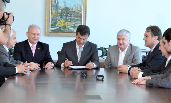 Assembleia entrega projeto e governador sanciona reajuste dos professores universitários