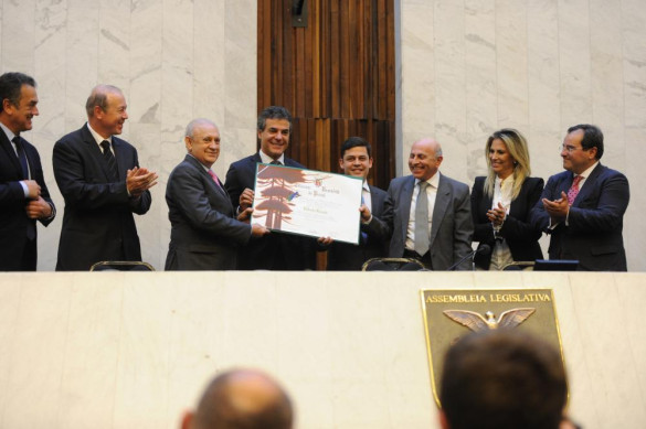 Assembleia homenageia Gilberto Giacoia com o título de Cidadão Benemérito do Paraná