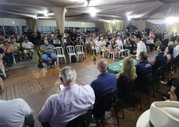 Em sua estreia em Carlópolis, Assembleia Itinerante promove Sessão Especial e reconhece lideranças da região