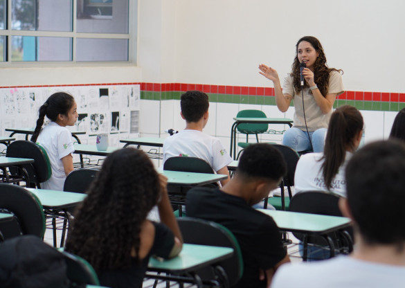 Deputada Ana Júlia (PT) propõe criação da Rede Estadual de Cursinhos Populares do Paraná para ampliar acesso à educação superior