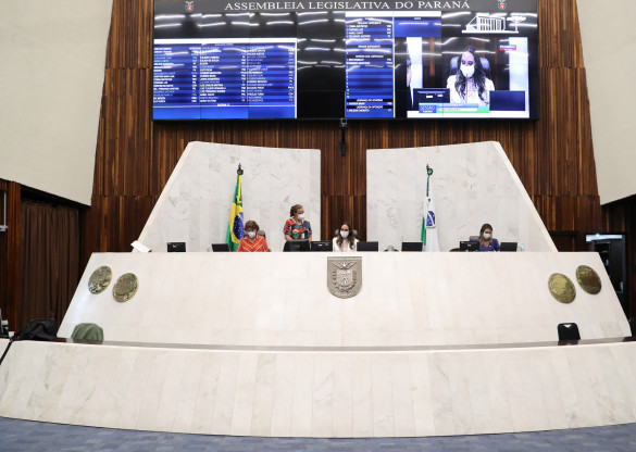 Deputadas comandam sessão em homenagem às mulheres