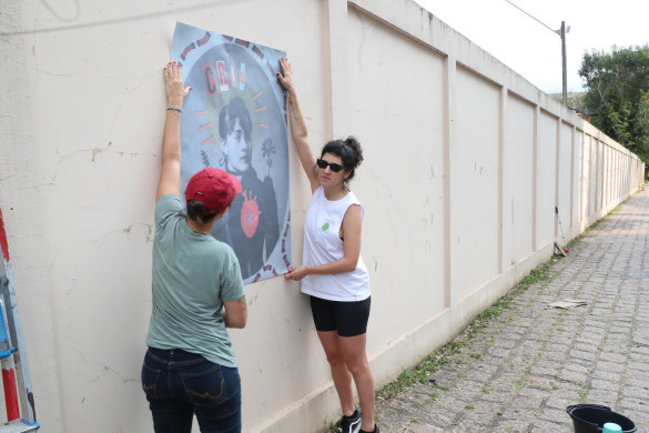 Muro ganha vida com intervenção da artista Bruna Alcantara que ressignifica o espaço com antigas imagens de mulheres