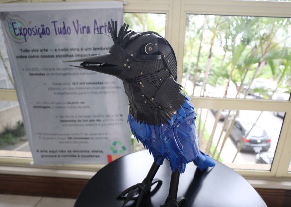 Comissão de Cultura lança exposições que reúnem obras de servidores da Assembleia e esculturas feitas com material reciclável