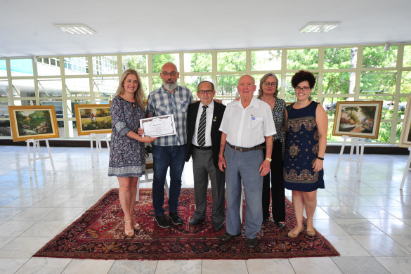 Assembleia recebe exposição de telas da artista plástica Vandecy Crema