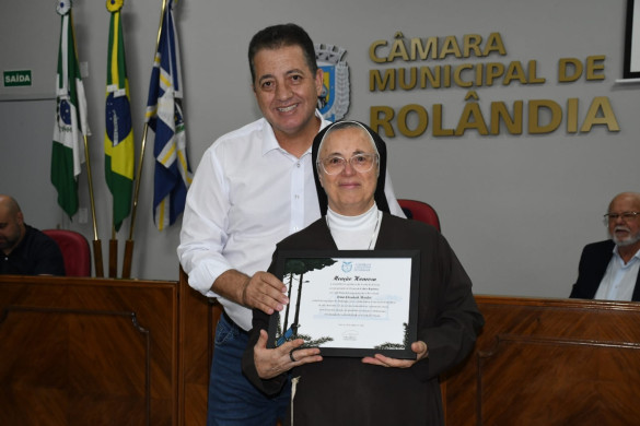 Deputado Cobra Repórter (PSD) entrega Menção Honrosa à Irmã Elizabeth Mendes em Rolândia
