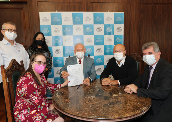 Assembleia contrata primeira servidora com Síndrome de Down