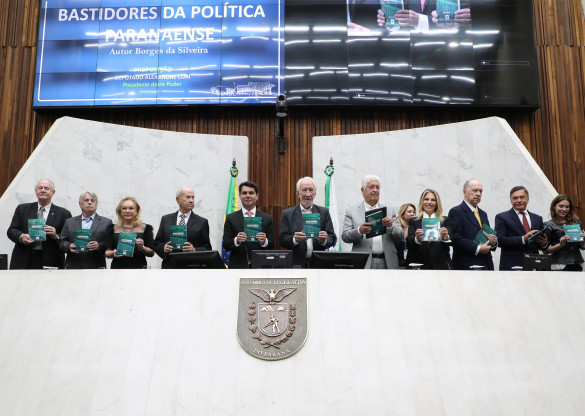 Lideranças políticas prestigiam lançamento do livro de ex-ministro Borges da Silveira na Assembleia