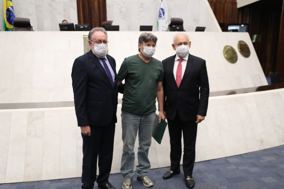 Beto Capeletto é homenageado na Assembleia Legislativa por suas canções sobre o Paraná
