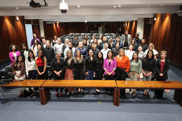 Acadêmicos de direito do Centro Universitário Santa Amélia visitam a Assembleia